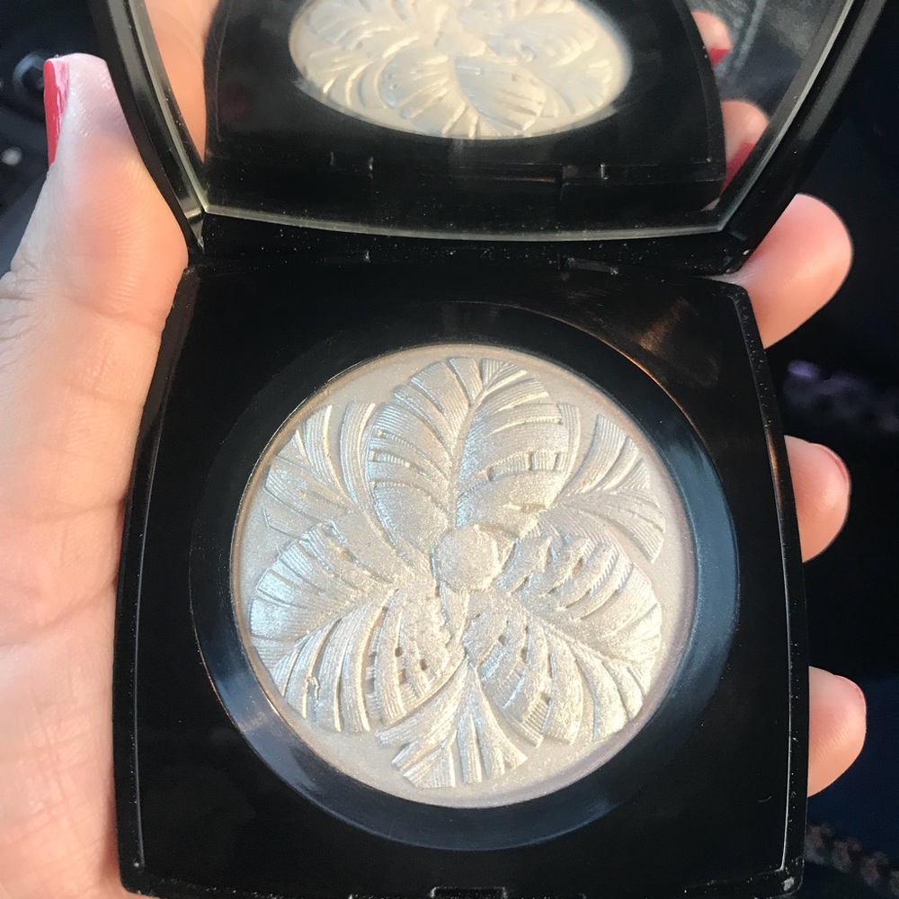Chanel Camelia de Plumes Highlighter